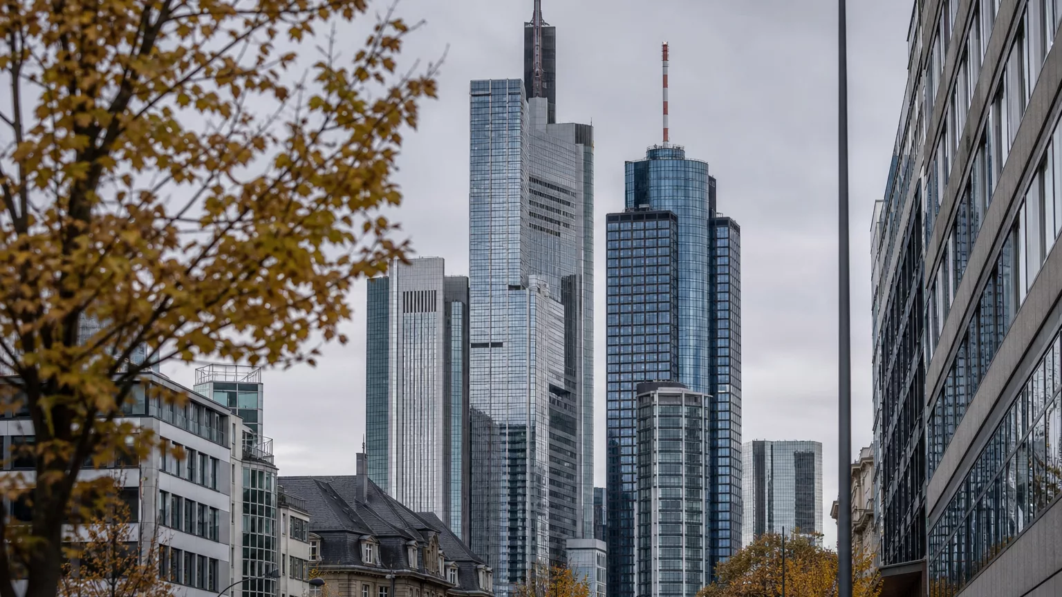 Tours du quartier financier de Francfort sous une lumière d’automne.