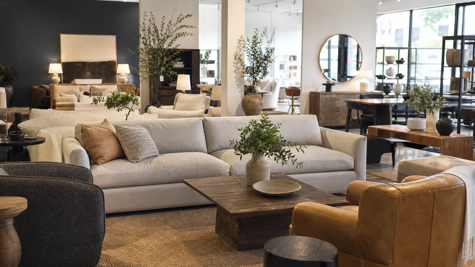 Mobilier, luminaires et objets décoratifs dans un magasin d’aménagement intérieur.